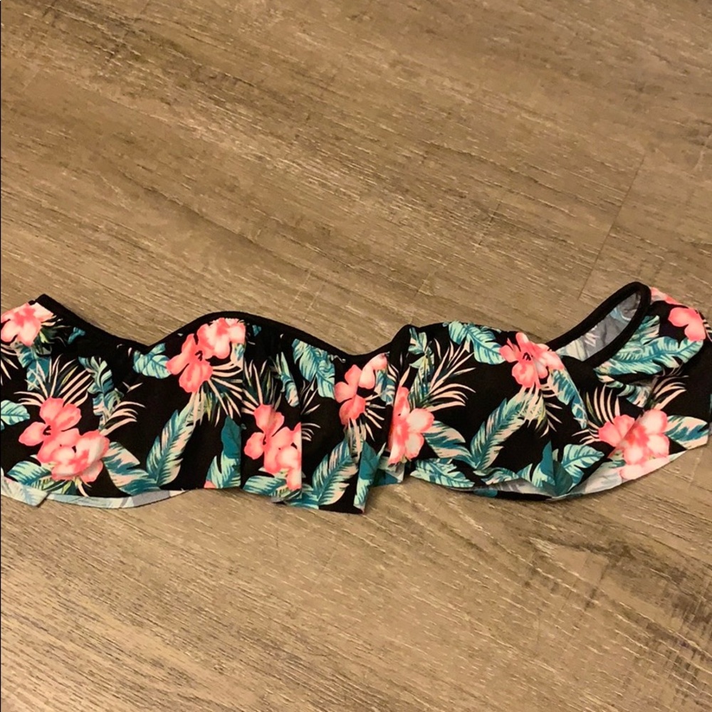 Medium floral off the shoulder padded swim top.